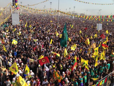 Amed Newrozu’nda pusula barışı gösterdi