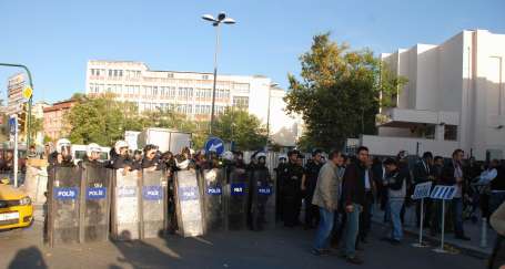 İÜ'de öğrencilere polis ve ülkücü saldırısı