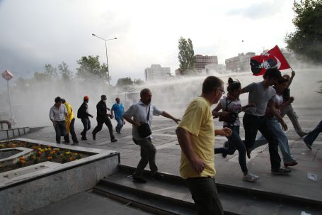 Polisin gazı temizlik işçisini öldürdü