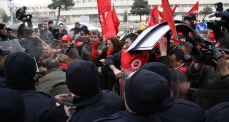 Asgari ücret protestosuna polis saldırısı