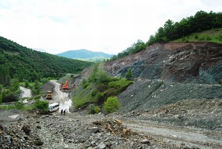 HES inşaatı kesti, onlar dikti