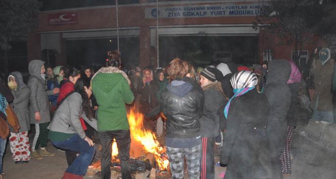 Akmayan sıcak su, yanmayan kalorifer protestosu 