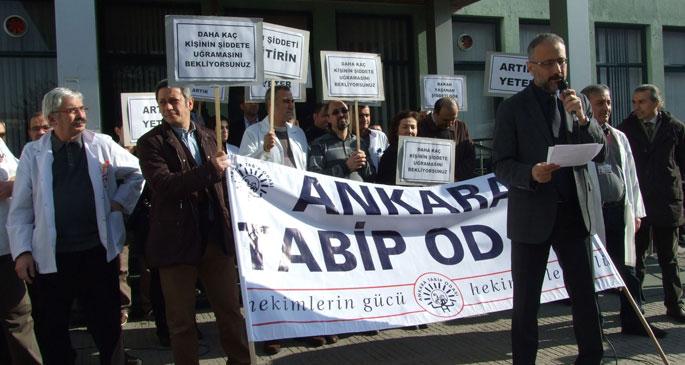 AKP\'nin sağlık politikası bir hekimin kolunu kırdı