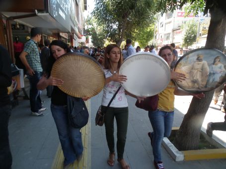 ‘Özgür geleceği sanatla inşa ediyoruz’