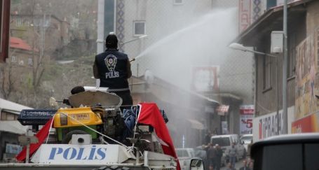 Polis panzerlerinden gül suyu mesaisi