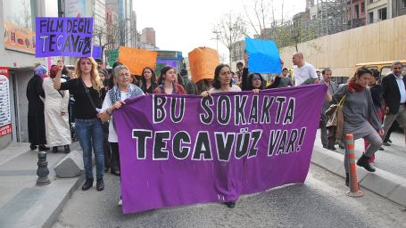 Kadınlar ve LGBT'ler Mis Sokak'ta hesap sordu