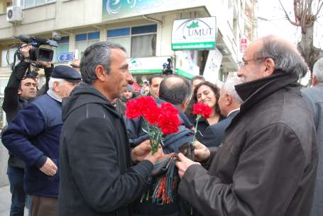 HDK'nin Karadeniz turu karanfillerle başladı