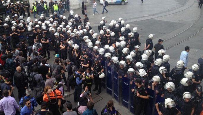 Gezi korkusu; Meydana çıkan yollar kapatıldı, vapur seferleri iptal