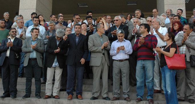 İzmir’de adliye önünde gözaltı protestosu