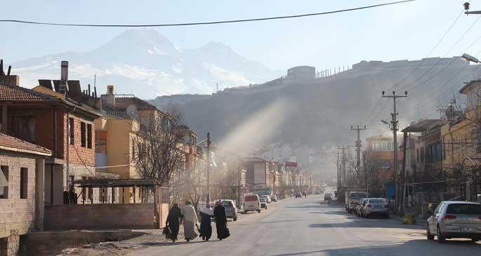 Köyden erzak gelmese ekmeğin içi boş kalır