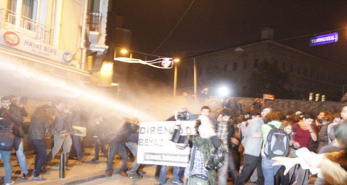 Taksim\'de polis ODTÜ eylemine saldırdı