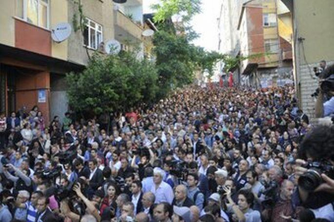 Uğur Kurt'u Okmeydanı'nda binler uğurladı