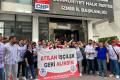 İşten çıkarılan İzBB işçileri direnişlerini CHP İzmir İl Başkanlığı’na taşıdı