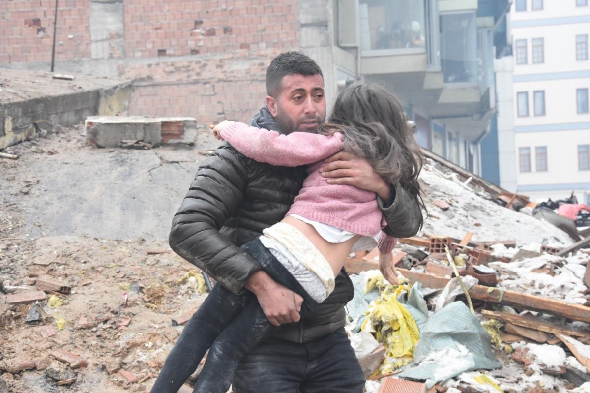 Foto Haber | Depremin ardından enkazdan çıkarılan yurttaşlar umut oldu -  Evrensel