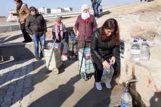 Çeşme başında memlekete dair sohbetler