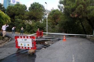 Bahçelievler'de inşaat çalışması sırasında yolda kısmi çökme meydana geldi