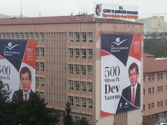 Kamu binasına Davutoğlu pankartı asıldı