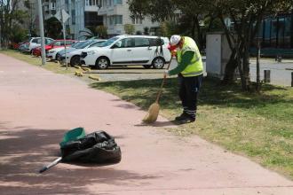  Buca’da çöpleri toplayan belediye işçisi bıçaklı saldırıya uğradı: Çalışma şartlarımız ortadadır