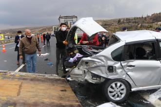 Ankara'da TEM otoyolunda zincirleme kaza: 4 ölü, 5 yaralı