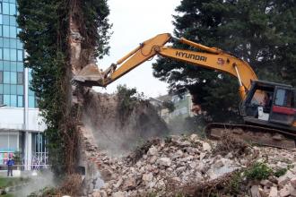 İzmit'in imza yapısı Büyükşehir Belediyesi tarafından dozerle yerle bir edildi