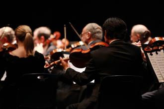 Orkestra sanatçıları Kovid-19 aşısı olmadan çalışmaya zorlanıyor