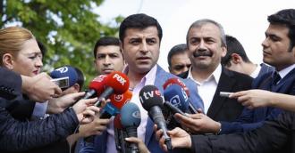 Demirtaş'tan Akdoğan'a: Kendisi de az konuşsa daha süper olur