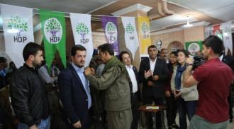 AKP Şırnak milletvekili adayı Rézgin Birlik'in ailesi kitlesel bir törenle HDP'ye katıldı