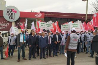 Tekgıda-İş, sendikalaşan işçiyi işten atan Doğanay Gıda'yı protesto etti