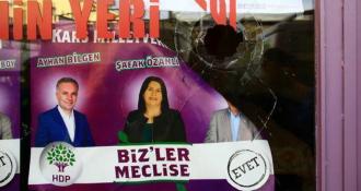 Kars’ta miting öncesi HDP bürosuna saldırı