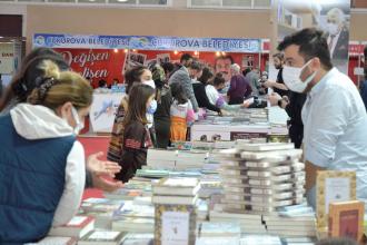 Çukurova Kitap Fuarı | "İki kuruş zamla kitap almaya ve geçinmeye çalışıyoruz"