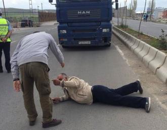 Polisin kontrol noktasını karayoluna uzanarak protesto etti