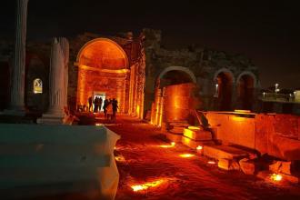 Apollon Tapınağı'nın tarihi kapılarını gece kulübü için kullanan işletmeci hakkında suç duyurusu