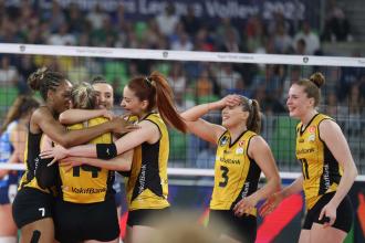 Voleybolda Fenerbahçe'yi deviren VakıfBank yarı finalde