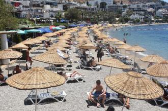 İktidardan emekliye dev müjde(!): Halk plajında şezlong ve şemsiye emekliye bedava