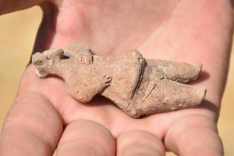 Ulucak Höyüğü'nde 7 bin 800 yıllık kadın figürlü heykel bulundu