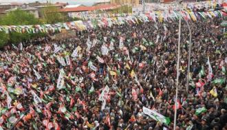 Demirtaş: Davutoğlu çekiniyorsa, Erdoğan da gelsin tartışalım