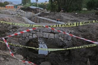 Dersim'de tarihi köprü ortaya çıktı, dere ıslah çalışması durduruldu