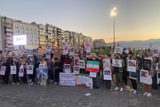 İzmir’de yaşayan İranlılar saçlarını kesti, mektupla BM’ye yolladı