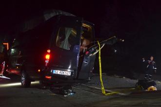 Turneden dönen tiyatrocuları taşıyan minibüs Amasya'da kaza yaptı: 3 kişi hayatını kaybetti