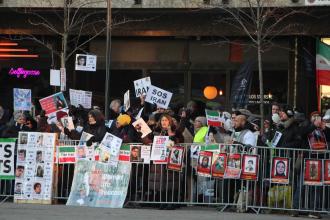 2022 Nobel Ödülleri sahiplerine verildi, törende İran protestosu düzenlendi