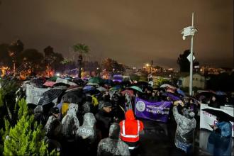 Kadınlara yönelik sözleri tepki çeken KKTC Din İşleri Başkanına yağmura rağmen kitlesel protesto