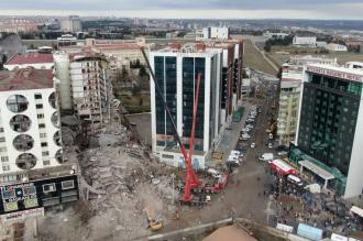 Diyarbakır'da depremde yıkılan binalarla ilgili 15 kişi tutuklandı