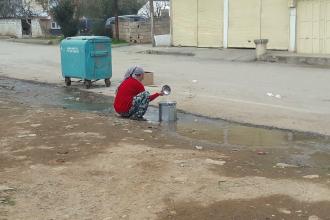 Depremzedeler, banyo ve bulaşık ihtiyacını sokakta biriken suyla gidermeye çalışıyor