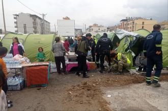 AFAD İskenderun’da gönüllülerin kurduğu çadırları kaldırdı: Çadır değil konteyner istiyoruz