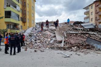 Malatya'da ağır hasarlı 5 katlı apartman çöktü: 1 kişi olduğu şüphesiyle arama yapılıyor