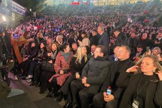 Harbiye Cemil Topuzlu Açık Hava Tiyatrosu sezonu depremzede kız öğrenciler için açtı