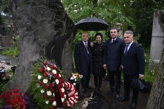 Nazım Hikmet ölümünün 60. yılında Moskova'daki mezarı başında anıldı