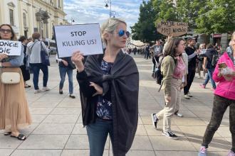 Polonya'da kadınlar, kendine kürtaj seçeneği sunulmadığı için hamile kadının septik şoktan ölümünü protesto etti