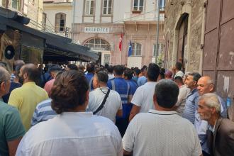 İzmir Büyükşehir Belediyesi işçileri, bayram ikramiyeleri için yarım gün iş bıraktı