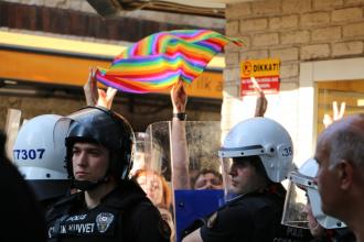 11. İzmir LGBTİ+ Onur Yürüyüşü’ne polis müdahale etti: Çok sayıda gözaltı var